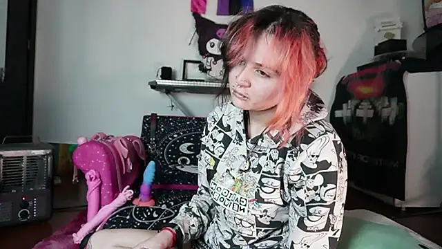 Snapshot of Devil_And_Princess chatting on October 1, 5:24 am Devil And Princess online show from October 1, 5:24 am