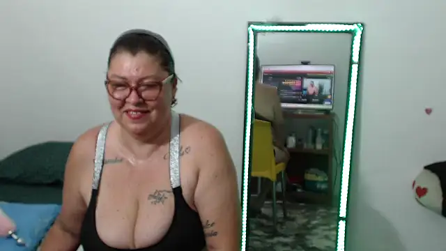 Snapshot of Olgahunder chatting on April 30, 3:24 am Olgahunder online show from April 30, 3:24 am