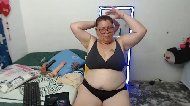 Snapshot of Olgahunder chatting on May 3, 4:46 pm Olgahunder online show from May 3, 4:46 pm