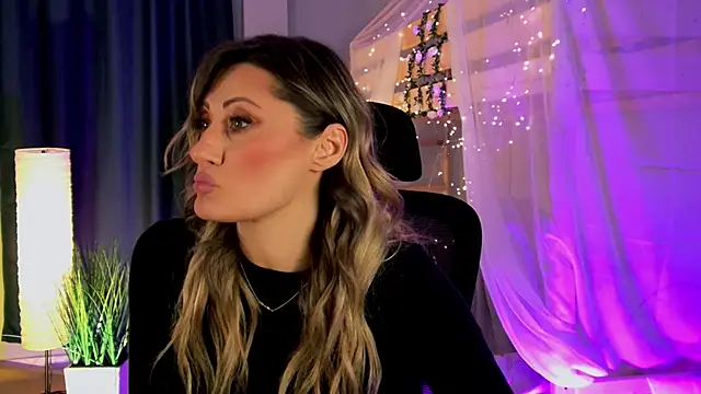 SarahAlluring online show from April 15, 2:35 pm