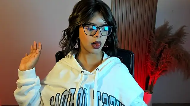 Milabrown  online show from October 16, 1:45 pm