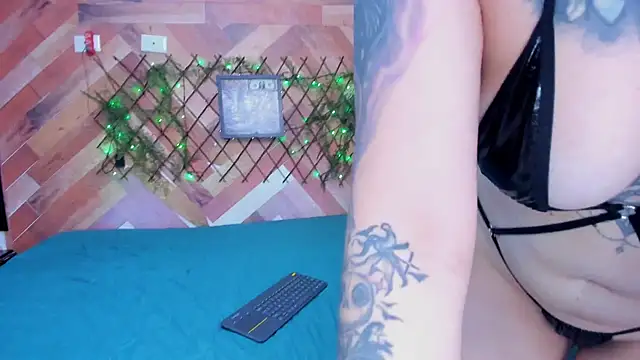 Snapshot of EmilyandChristianTattoos chatting on November 8, 12:44 am EmilyandChristianTattoos online show from November 8, 12:44 am