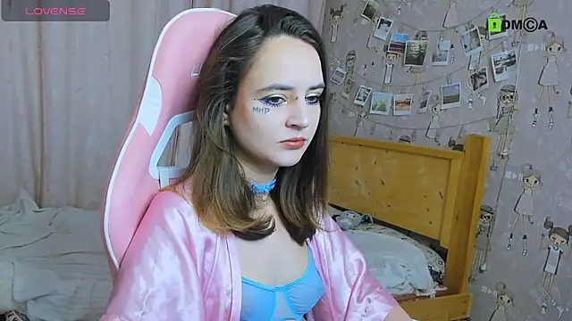 Elaine Hard online show from November 18, 7:18 pm