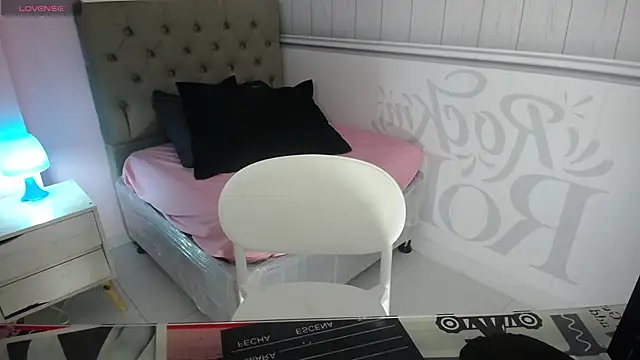 Tania Duque online show from March 20, 1:26 pm