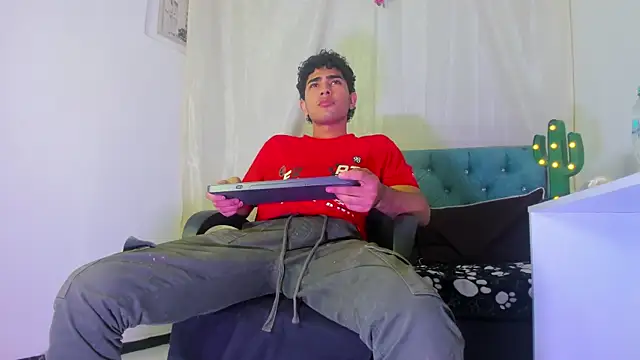 Snapshot of LucasCarterr_ chatting on March 11, 3:37 am LucasCarterr online show from March 11, 3:37 am