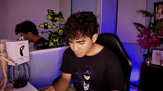 Snapshot of LucasCarterr_ chatting on October 17, 12:47 am LucasCarterr online show from October 17, 12:47 am