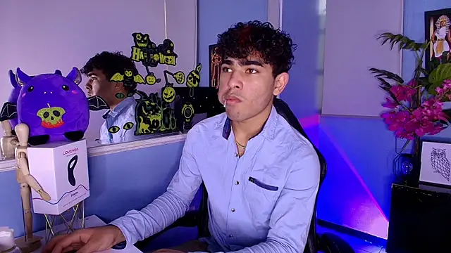 Snapshot of LucasCarterr_ chatting on October 20, 10:21 pm LucasCarterr online show from October 20, 10:21 pm