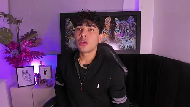 Snapshot of LucasCarterr_ chatting on October 24, 3:58 am LucasCarterr online show from October 24, 3:58 am