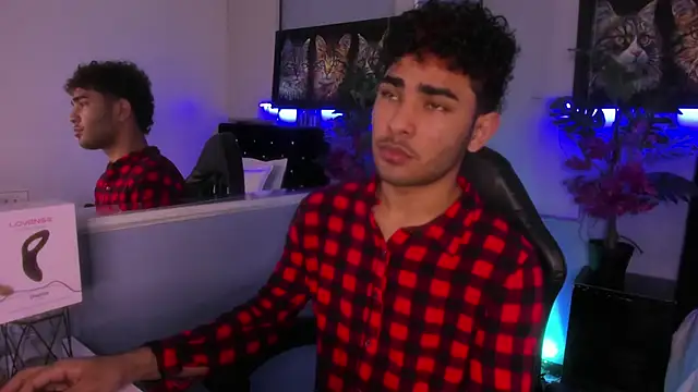 Snapshot of LucasCarterr_ chatting on November 13, 3:38 am LucasCarterr online show from November 13, 3:38 am