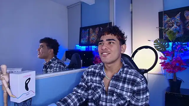 Snapshot of LucasCarterr_ chatting on November 14, 4:44 am LucasCarterr online show from November 14, 4:44 am