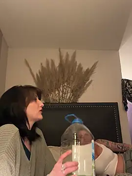 Snapshot of 2brokegirlz chatting on March 11, 6:00 am 2brokegirlz online show from March 11, 6:00 am