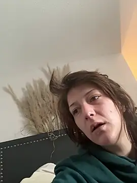 Snapshot of 2brokegirlz chatting on March 20, 8:40 pm 2brokegirlz online show from March 20, 8:40 pm