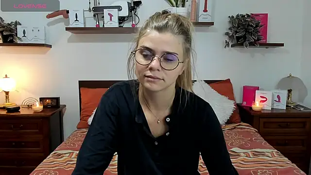 Snapshot of HaleyReedme chatting on October 6, 7:17 am HaleyReedme online show from October 6, 7:17 am