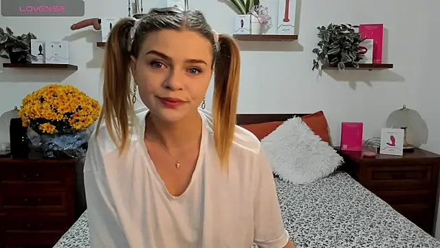 Snapshot of HaleyReedme chatting on October 31, 7:53 am HaleyReedme online show from October 31, 7:53 am