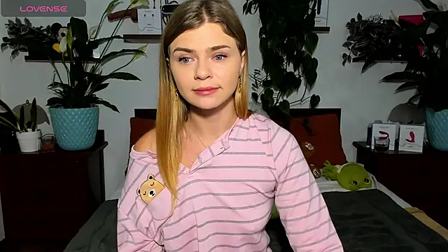 Snapshot of HaleyReedme chatting on November 25, 8:14 am HaleyReedme online show from November 25, 8:14 am