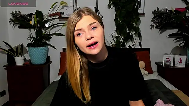 Snapshot of HaleyReedme chatting on November 26, 8:15 am HaleyReedme online show from November 26, 8:15 am