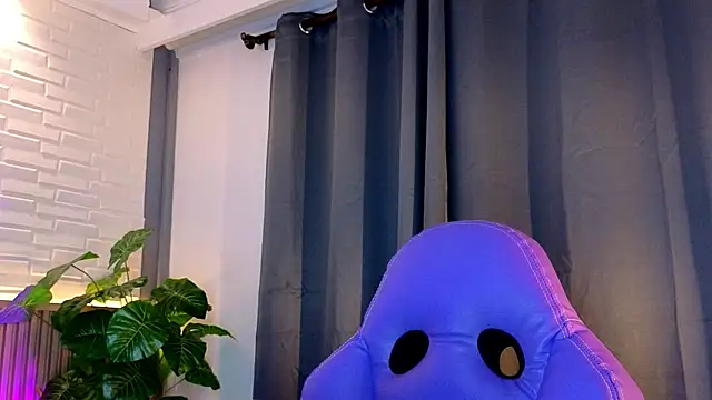 TiffanyWalk online show from October 25, 11:40 am