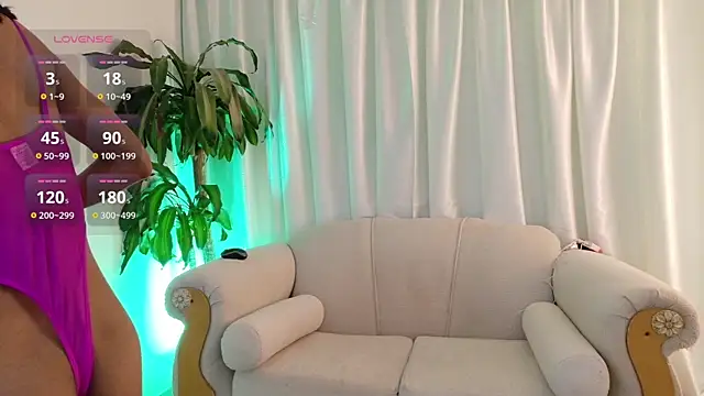 Snapshot of YuliethPetite chatting on July 9, 11:25 am YuliethPetite online show from July 9, 11:25 am