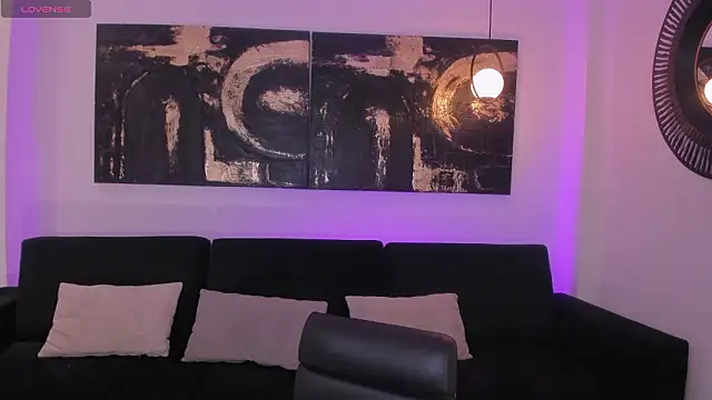 CandaseRussell online show from February 4, 8:47 pm