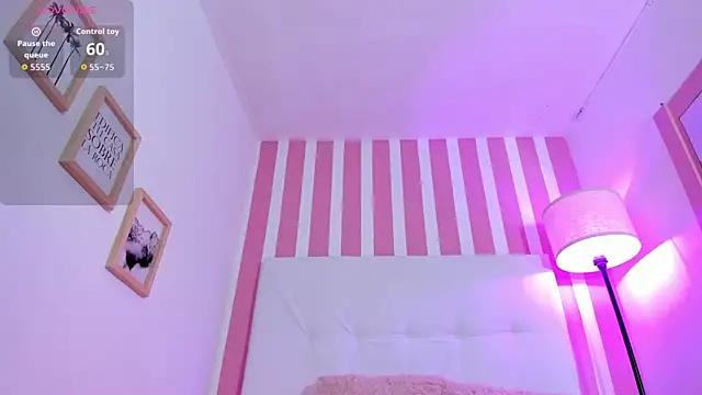 Snapshot of Molly_h0t chatting on May 9, 12:43 pm Molly h0t online show from May 9, 12:43 pm