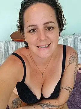 emiliemilf online show from April 21, 1:42 am