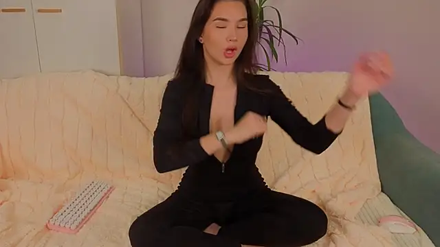 Snapshot of EmiliaDroll chatting on November 2, 4:37 am EmiliaDroll online show from November 2, 4:37 am