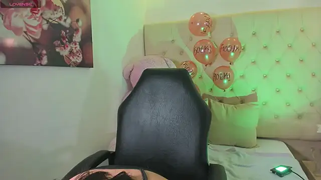 Snapshot of abby_roux chatting on November 12, 3:40 am abby roux online show from November 12, 3:40 am