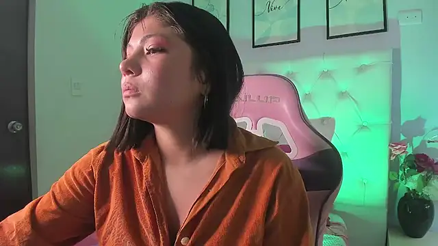 Snapshot of abby_roux chatting on November 23, 3:28 am abby roux online show from November 23, 3:28 am