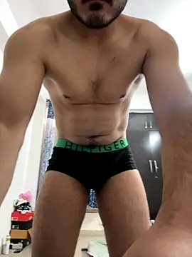 Snapshot of Guccilonda17 chatting on November 30, 7:56 am Guccilonda17 online show from November 30, 7:56 am