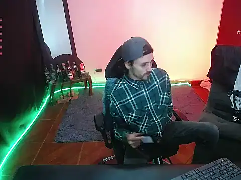 Snapshot of Aaron_malikk chatting on October 31, 1:17 am Aaron malikk online show from October 31, 1:17 am