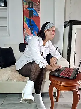 Amadamilf1980 online show from September 18, 8:00 pm