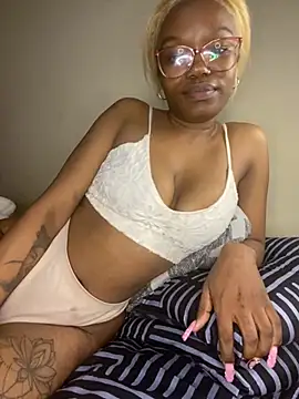 Snapshot of YummyMelanin117 chatting on October 1, 10:38 pm YummyMelanin117 online show from October 1, 10:38 pm