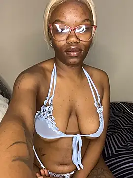 Snapshot of YummyMelanin117 chatting on February 16, 9:22 pm YummyMelanin117 online show from February 16, 9:22 pm