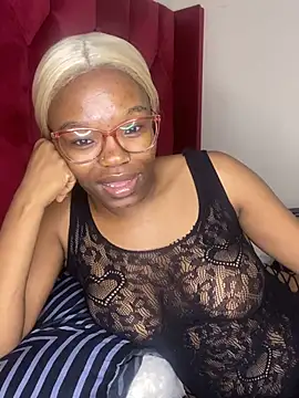 Snapshot of YummyMelanin117 chatting on February 18, 9:33 pm YummyMelanin117 online show from February 18, 9:33 pm