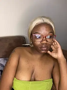 Snapshot of YummyMelanin117 chatting on February 27, 4:01 am YummyMelanin117 online show from February 27, 4:01 am