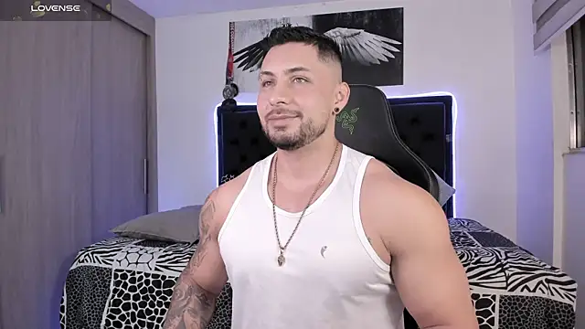 Snapshot of santi_aesthetic chatting on May 21, 1:01 am santi aesthetic online show from May 21, 1:01 am