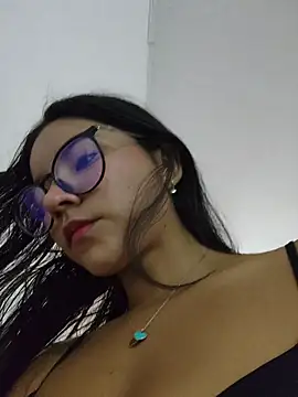 Snapshot of Pretty_roxxyy chatting on November 11, 12:16 pm Pretty roxxyy online show from November 11, 12:16 pm