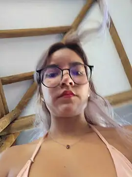 Snapshot of Pretty_roxxyy chatting on December 14, 12:10 pm Pretty roxxyy online show from December 14, 12:10 pm