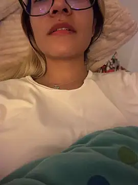 Snapshot of Pretty_roxxyy chatting on June 7, 11:30 pm Pretty roxxyy online show from June 7, 11:30 pm