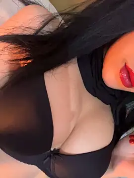 QueenLujaine online show from April 11, 7:45 am