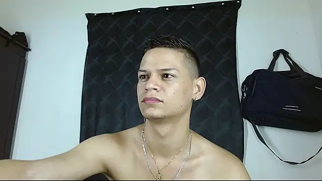 Snapshot of axce1_boy24 chatting on October 17, 12:30 pm axce1 boy24 online show from October 17, 12:30 pm