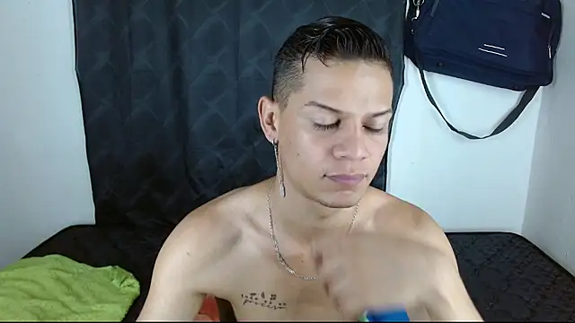 Snapshot of axce1_boy24 chatting on November 20, 3:34 pm axce1 boy24 online show from November 20, 3:34 pm