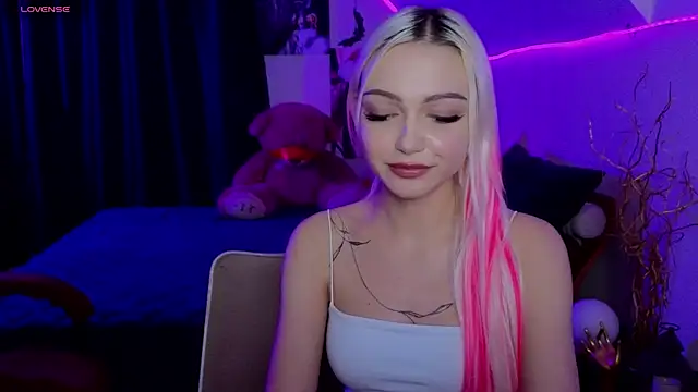 LinaLirian online show from November 17, 10:15 pm