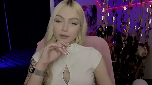 LinaLirian online show from April 23, 10:25 am