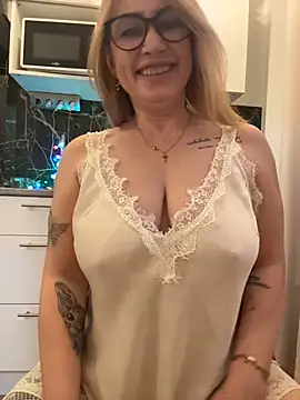 Snapshot of O-Eva chatting on February 4, 10:26 pm O-Eva online show from February 4, 10:26 pm