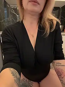 Snapshot of O-Eva chatting on February 8, 10:57 pm O-Eva online show from February 8, 10:57 pm