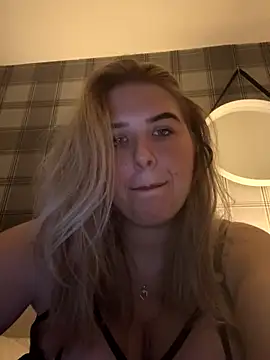 Snapshot of CutieCurvyGirlxo chatting on October 10, 11:59 pm CutieCurvyGirlxo online show from October 10, 11:59 pm