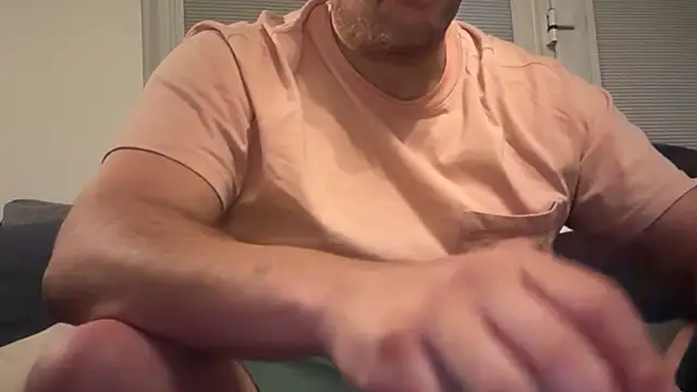 Snapshot of CloudyMuscleBeefy chatting on April 9, 6:19 am CloudyMuscleBeefy online show from April 9, 6:19 am