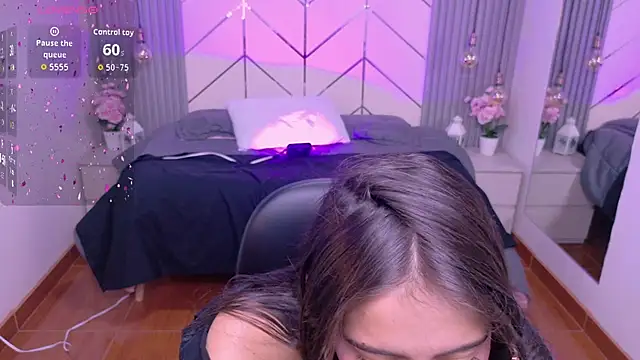 alesiamoore online show from April 23, 7:38 pm