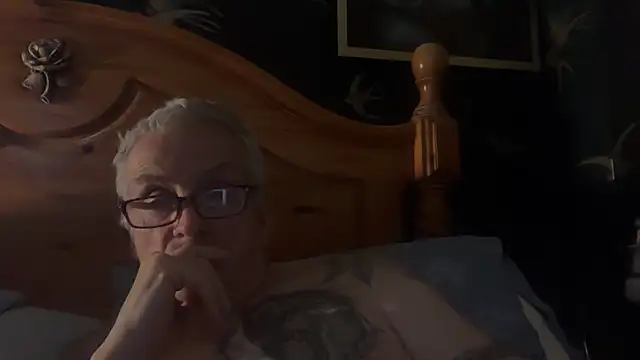 poggles online show from November 6, 9:15 pm